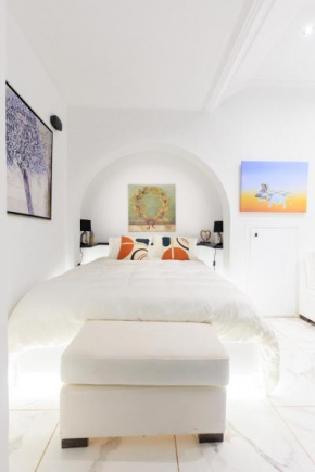 Elegant escapes plaka